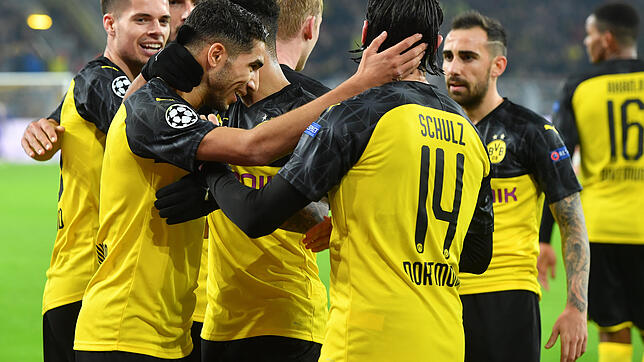 Dortmunds Torschütze Achraf Hakimi (2.v.l) wird von seinem Mitspielern nach dem Anschlusstreffer zum 1:2 umjubelt.
