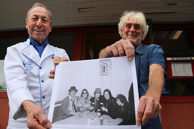 Rudi Öxle und Winfried Thum vor Öxles erstem &bdquo;Gastronomiebetrieb&ldquo;, der Imbissbude neben der Bäckerei Neumann. Damals war der ...