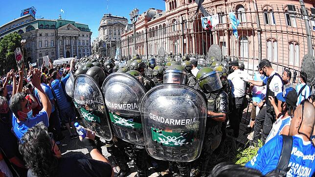 Soldaten stehen vor dem vorzeitig für Besucher geschlossenen Regierungspalast, in dem die sterblichen Überreste des Fußballstars Diego ...