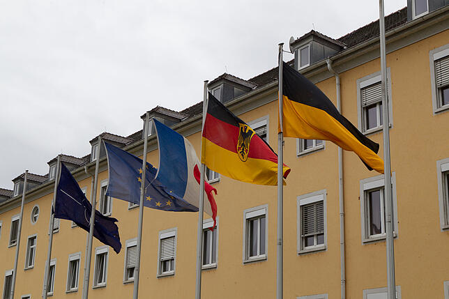 Die Robert-Schuman-Kaserne der deutsch-französischen Brigrade in Müllheim. Vor dem Gebäude wehen die Flaggen der Nato, der EU, ...