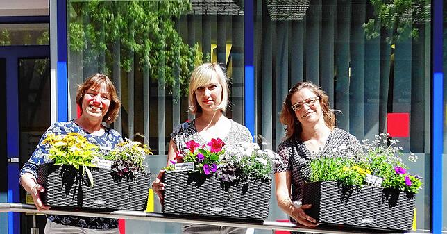 Sie wollen im Mai 2018 die Stadt mit dem &bdquo;Blütenzauber&ldquo; verschönern (von links): Lucie Fieber, Saskia Friedrich-Rother und ...