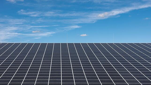 Auf einem Solarpark in Ahorn haben sich Diebe zu schaffen gemacht. (Symbolbild)