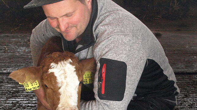 Nach einem Vorfall mit einem Hund ist Landwirt Bernhard Maier aufgewühlt: Was wäre, wenn der Wolf käme?