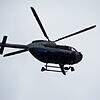 Mit einem Polizeihubschrauber nimmt die Polizei die Verfolgung der Motorradraser auf (Symbolbild).