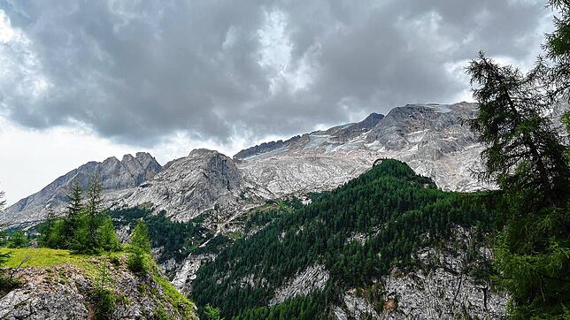 Blick auf den abgebrochenen Gletscher am Berg Marmolata vom Passo Fedaia in den Dolomiten in Südtirol. Nach dem folgenschweren ...
