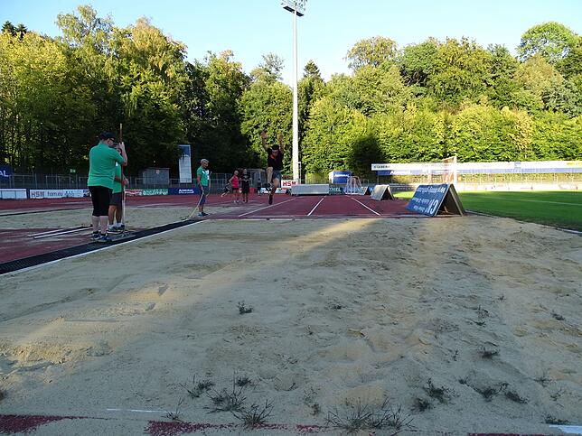 Tim Menzel trainiert schon zum dritten Mal für das Sportabzeichen. Weitsprung ist immer dabei.