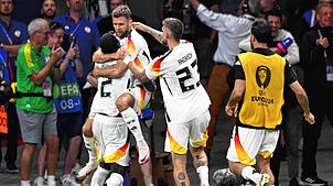 Das deutsche Team feiert den Treffer zum 1:1-Ausgleich von Niclas Füllkrug.