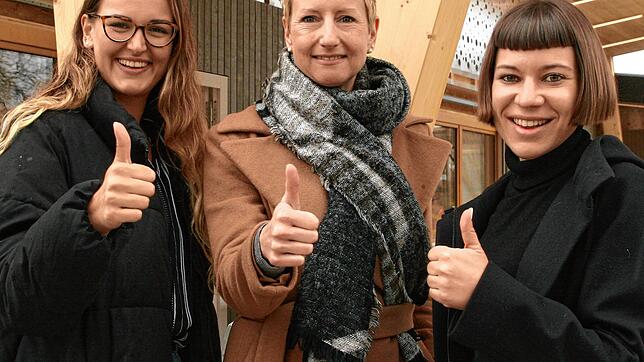 Der Pachtvertrag ist unterzeichnet, einem Neubeginn der Badi Büsingen steht nichts mehr im Wege. Darüber freuen sich (v.l.): Selina Hui, ...