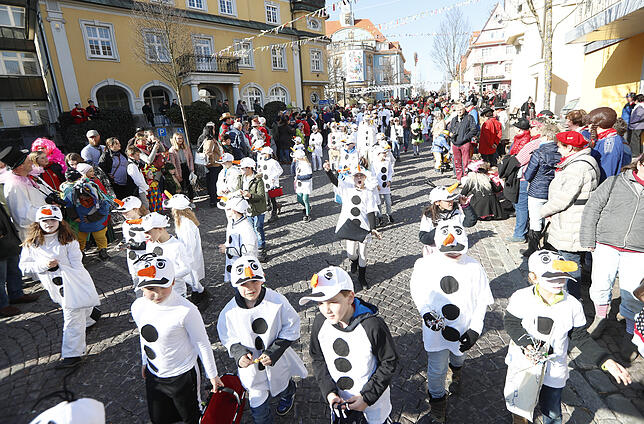 Die zweiten Klassen der Eichendorffschule gehen als Schneemänner. Das ist für die Jahreszeit perfekt – allerdings bei einem Kinderumzug ...