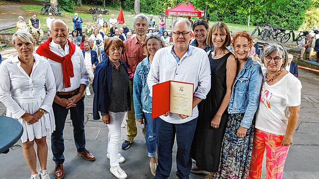 Glückliche Gewinner des Bürgerpreises: Die Nachbarschaftshilfe Möggingen mit dem Vorsitzenden Sven Jochem (Bildmitte) nahm jetzt den ...