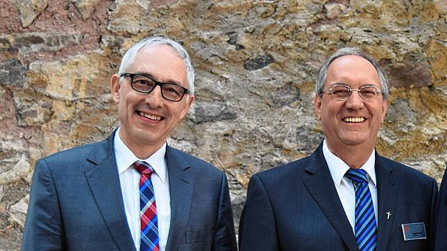 Weggefährten über viele Jahre: der langjährige VS-OB Rupert Kubon (links) und Villingens Dekan Josef Fischer.