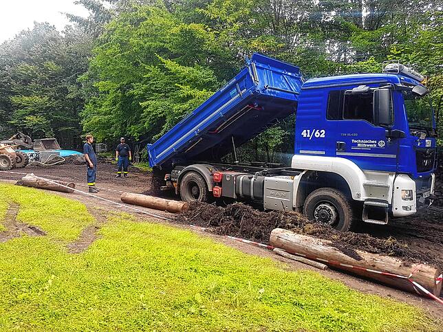 Mit schwerem Gerät organisierte das Laufenburger THW den Wegebau im Überflutungsgebiet.