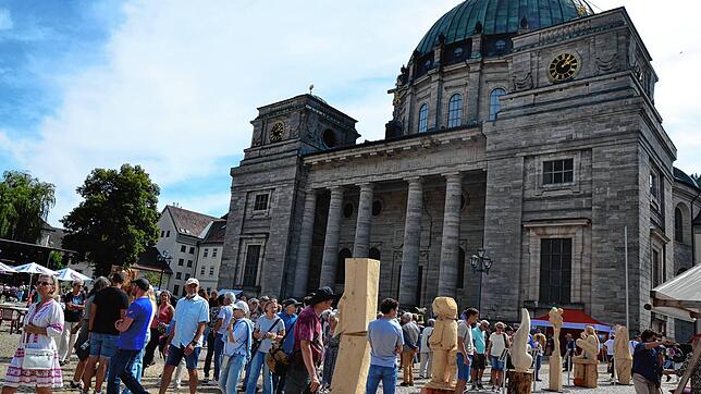 Viel los war am Sonntag auf dem Domplatz in St. Blasien. Dort wurden die Skulpturen versteigert, die über eine Woche hinweg beim ...