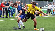 Nicolas Grieger vom FC Öhningen-Gaienhofen (rechts), hier im Duell mit dem Allensbacher Johannes Walleser.