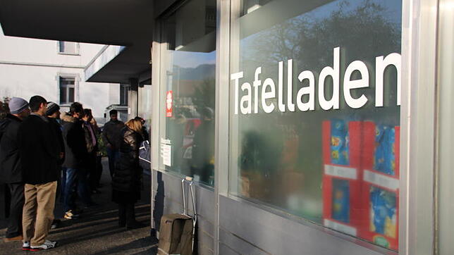 Warten auf die Öffnung: An drei Tagen in der Woche hat der Tafelladen in Waldshut für eine Stunde geöfffnet. Das Losverfahren ...