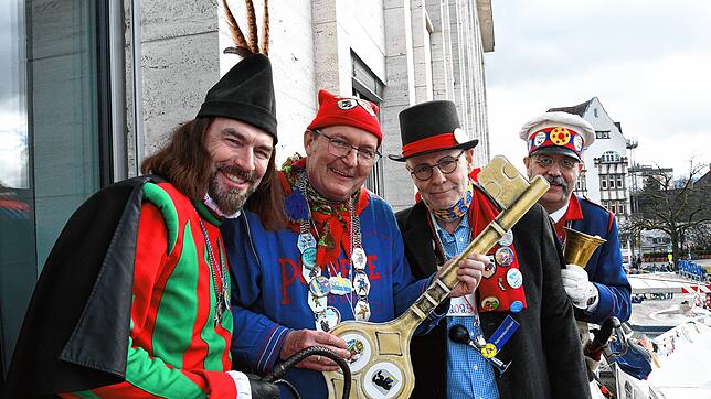 Nur einer hat nichts zu lachen: Singens Oberbürgermeister Bernd Häusler (Zweiter von rechts) ist den Schlüssel zum Rathaus los. Darüber ...