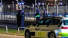 Dänische Polizisten patrouillieren am Flughafen Kopenhagen. Am Montagabend waren am Flughafen der dänischen Hauptstadt Drohnen gesichtet ...