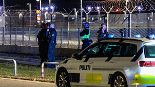 Dänische Polizisten patrouillieren am Flughafen Kopenhagen. Am Montagabend waren am Flughafen der dänischen Hauptstadt Drohnen gesichtet ...
