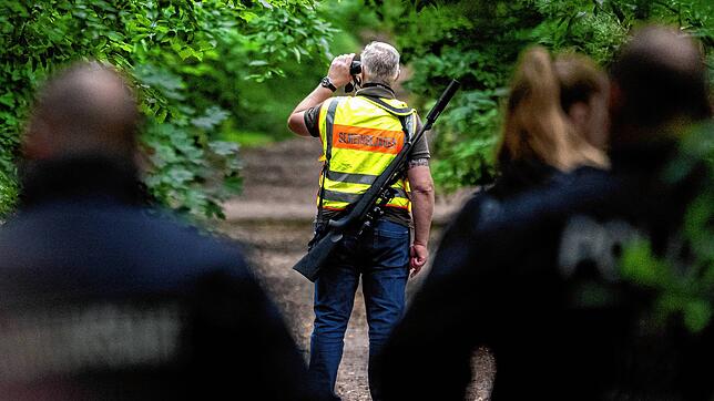 Der Gemeindejäger (Mitte) sichtet im Bereich der südlichen Landesgrenze von Berlin die Lage im Wald. Die Polizei geht nicht mehr davon ...