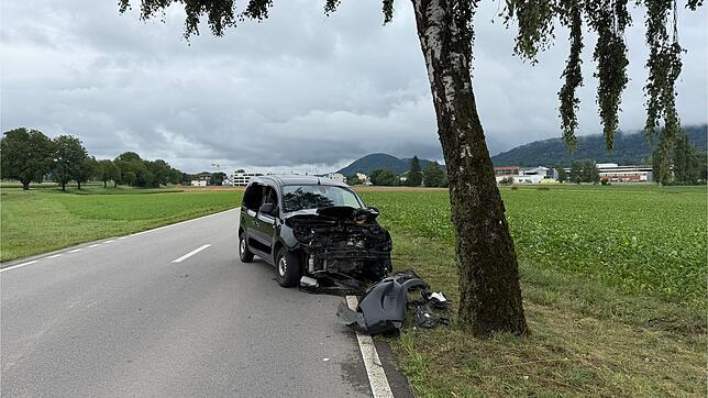Ein Polizeiauto mit eingeschaltetem Blaulicht (Symbolbild). Die Polizei sucht einen Unbekannten, der in Jestetten einen Jugendlichen ...
