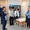 Kultusministerin Theresa Schopper (vorne links) lässt sich von der Leiterin der Kita Münchried Julia Schmid (rechts) das offene Konzept ...