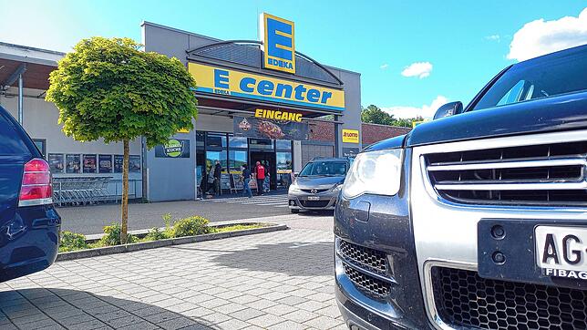 Schweizer Fahrzeuge am Montag vor dem E-Center in Laufenburg. Seit dem 14. Mai können Kunden aus dem Nachbarland wieder im deutschen ...