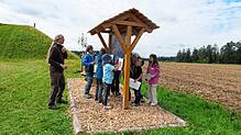 Kerstin und Andreas Schönfeld-Pahlke bringen den Kindern auf spielerische Art und Weise an der astronomischen Sterntafel den Weltraum ...