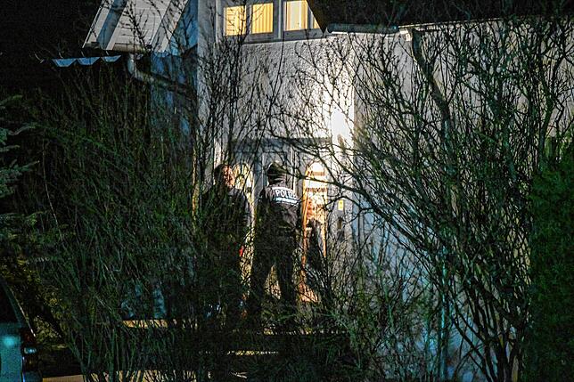 Baden-Württemberg, Seckach: Rettungskräfte und Einsatzkräfte der Polizei sind am Ort, an dem ein Tatverdächtiger nach tödlichen Schüssen ...