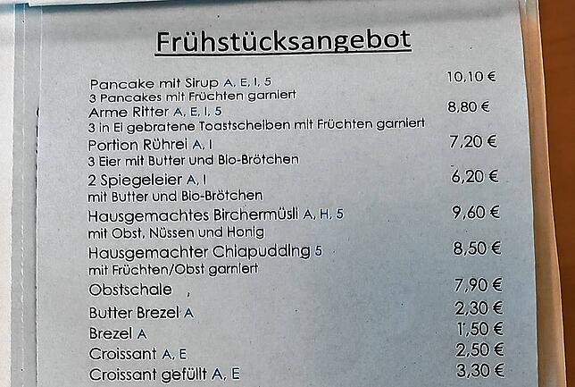 Das Frühstücksangebot ist groß und beinhaltet, alles &bdquo;was das Herz begehrt&ldquo;, wie es auf einer der Speisekarten-Seiten heißt. ...
