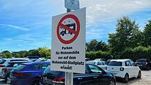 Dieses und weitere Schilder an der Offwiese verbieten Campern das Parken auf den Autostellplätzen. Die Stadt Singen nennt den Grund.