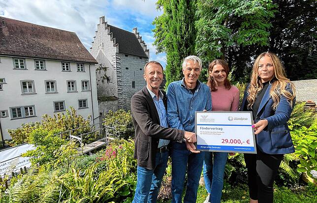 Freude über die Zuwendung im Garten über dem Stadtgraben: Dr. Stefan Köhler, ehrenamtlicher Geschäftsführer der Denkmalstiftung ...
