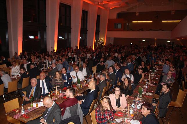 500 Mitarbeiter des Dögginger Familienunternehmens feiern in der Stadthalle &ndash; auch wenn das Jahr 2019 nicht ganz so gelaufen ist ...