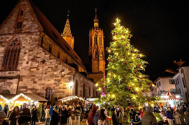 Auf dem dem malerischen Villinger Münsterplatz ist der Weihnachtsmarkt eher klassisch. Auch Karussell und Eisenbahn für die kleinen ...