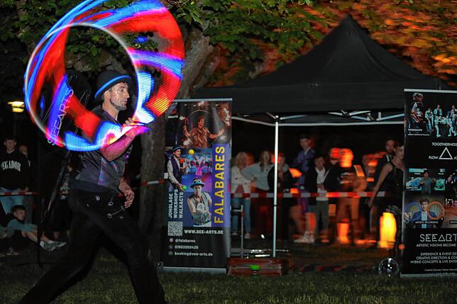 Nicht nur mit Feuer, auch mit LED-Licht macht Fabian Seewald, alias „Falabares“ dem Lichterfest alle Ehre.