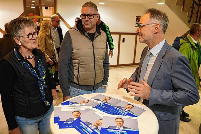 Amtsinhaber Martin Rupp (rechts) hatte an seinem Stehtisch auch Broschüren über sich und seine Ziele ausgelegt. Seine Frau Cordula und ...