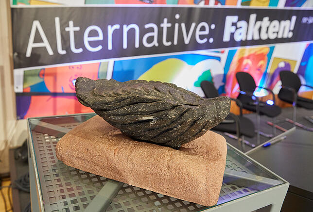 Der Negativ-Preis, die "Verschlossene Auster" der Journalistenvereinigung «Netzwerk Recherche» liegt vor der Verleihung auf einem Podest ...