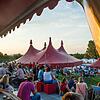 An schönen Sommerabenden lockt das Freiburger Zeltfestival vor die Stadt.