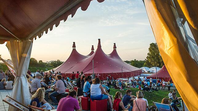 An schönen Sommerabenden lockt das Freiburger Zeltfestival vor die Stadt.