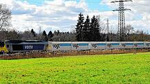 Eine Lok transportiert 18 Vogt-Plastic Container auf der Hochrheinbahn bei Schwörstadt. Der Zug pendelt seit Anfang dieses Jahres ...