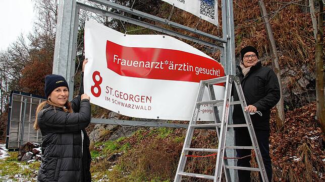 Jetzt kann das Plakat wieder weg: Annett Geitner, St. Georgens neue Frauenärztin, und Bürgermeister Michael Rieger entfernen das Plakat ...