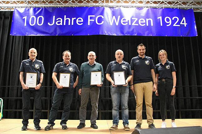 Die neuen Ehrenmitglieder des FC Weizen (von links): Harald Baschnagel, Andreas Frey, Hans-Jörg Hamburger, Christian Schelble sowie vom ...