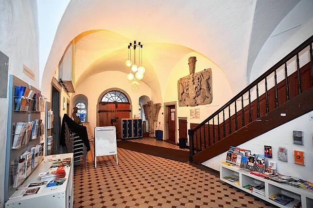 Historischer Boden und historische Treppe: So sah der Eingangsbereich der Stadtbibliothek vor der Sanierung aus. (Archivbild)
