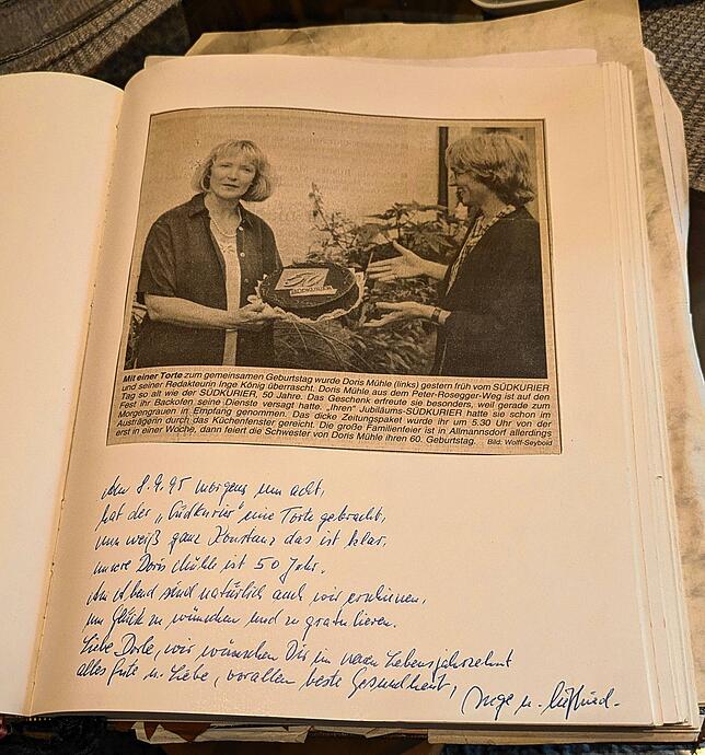 Der SÜDKURIER hat Doris Mühle bereits zu ihrem 50. Geburtstag besucht und ihr eine Torte überreicht.