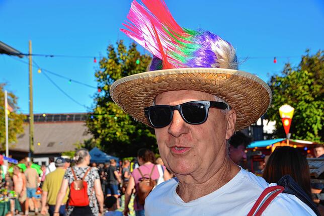 Für die nächste Fasnet fand Norbert Madlener einen Kopfschmuck in Hahnenkamm-Optik, den er gleich über seinen Strohhut stülpte.