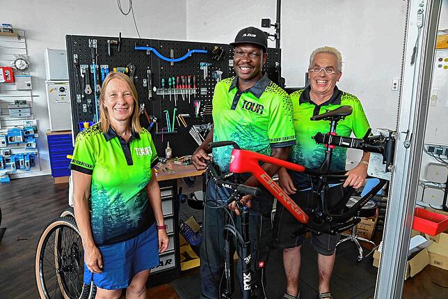 Kouma Etsrou kam vor 20 Jahren nach Deutschland. Heute ist er Fahrradmechaniker bei Tour, er und auch Karoline Lazar bleiben bei dem ...