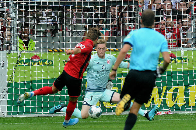 ... und als nun Müller den Spagat macht und seine Beine öffnet, schiebt Höler die Kugel eiskalt ein zweites Mal durch die Mitte. Das 1:0 ...