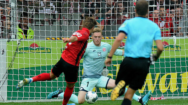 ... und als nun Müller den Spagat macht und seine Beine öffnet, schiebt Höler die Kugel eiskalt ein zweites Mal durch die Mitte. Das 1:0 ...