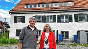 Sebastian Schmäh und Corinna Wagner vor dem Gebäude der Mühle in Aach. Am Samstag, 13. September, führen die beiden durch das Areal.