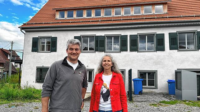 Sebastian Schmäh und Corinna Wagner vor dem Gebäude der Mühle in Aach. Am Samstag, 13. September, führen die beiden durch das Areal.
