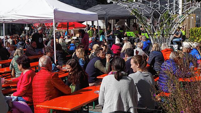 Die herbstliche Dreieinigkeit aus Blasmusik, Suser und Zwiebelkuchen: Die Jugendkapelle des Musikvereins Allmannsdorf unter Leitung von ...
